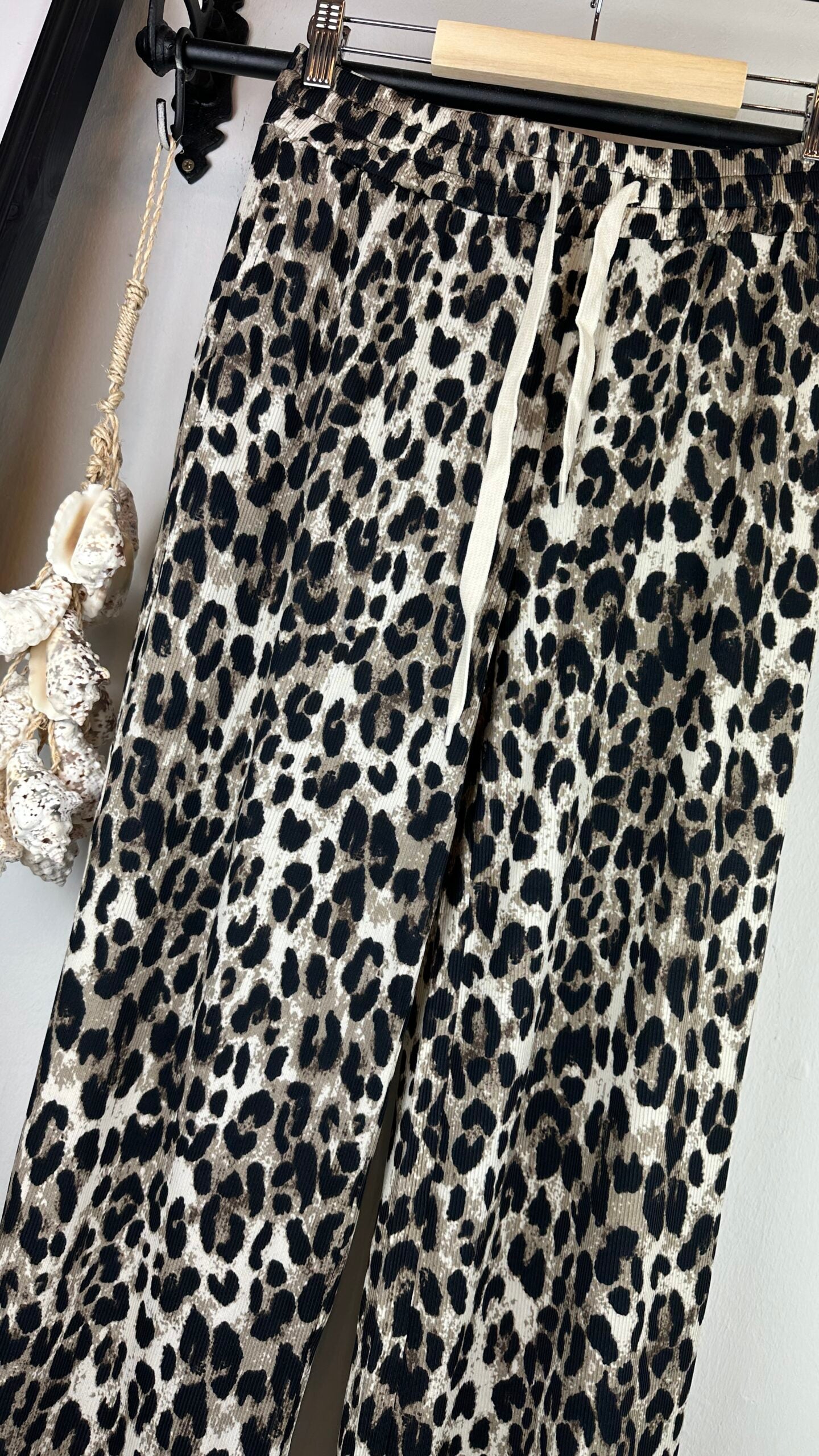 Gerippte Shirthose Leo
