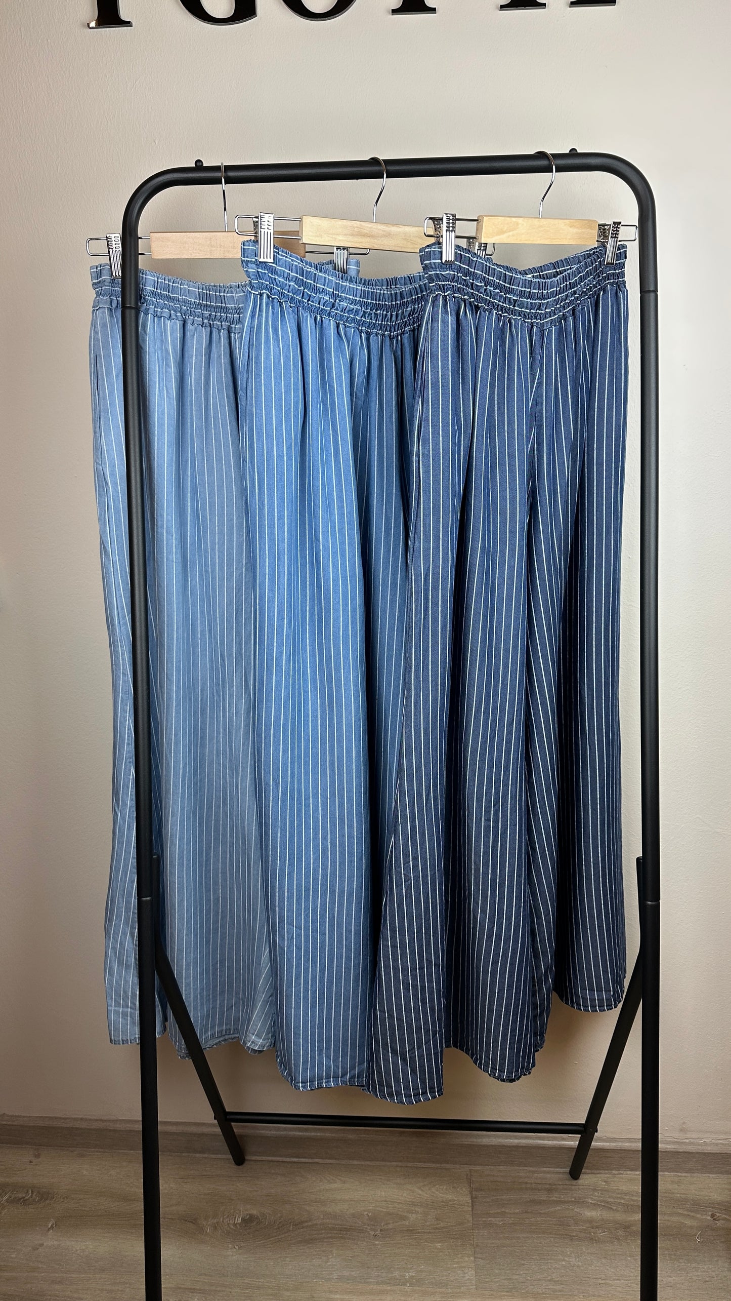 Viskosejeans mit Nadelstreifen