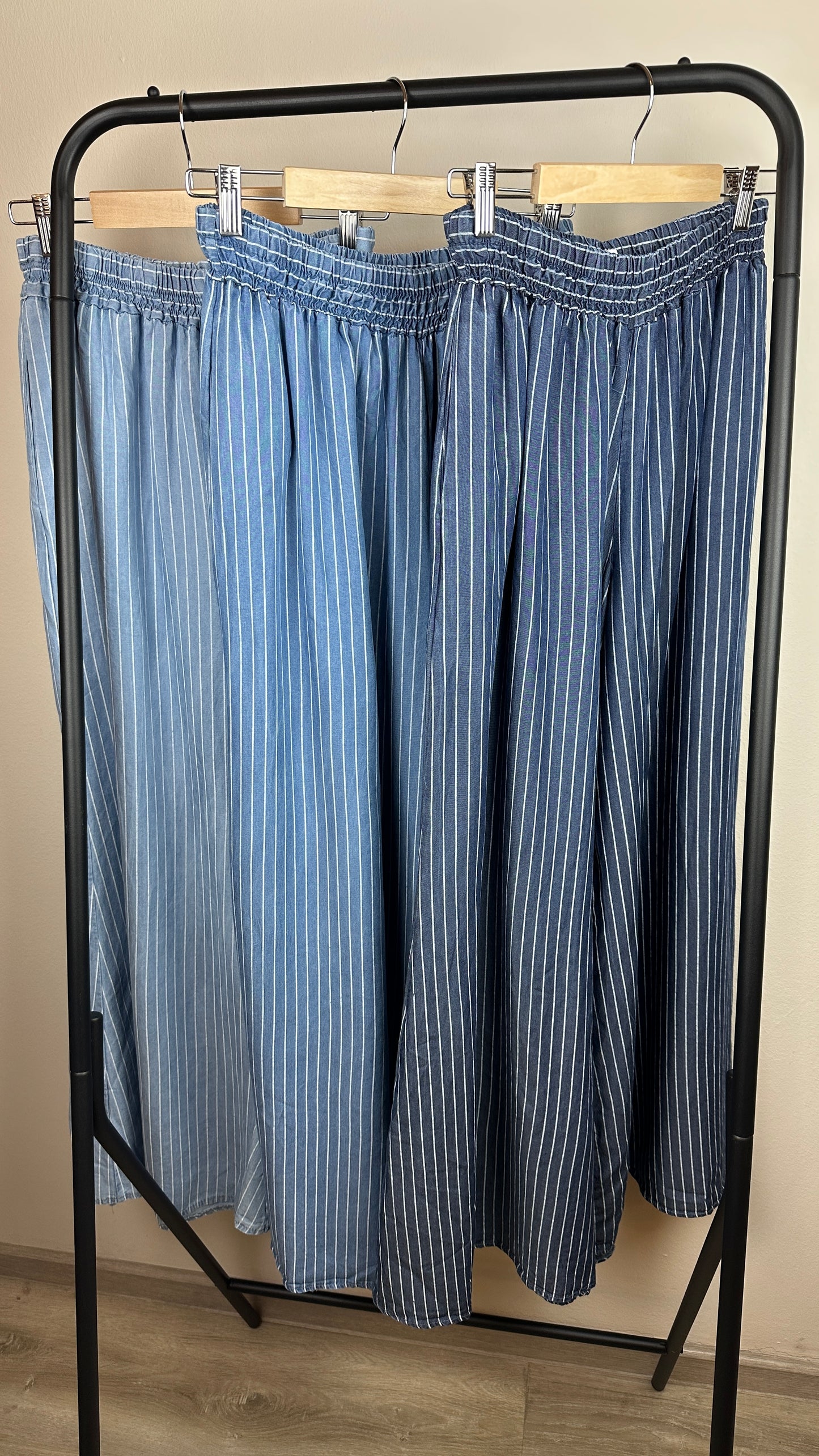 Viskosejeans mit Nadelstreifen