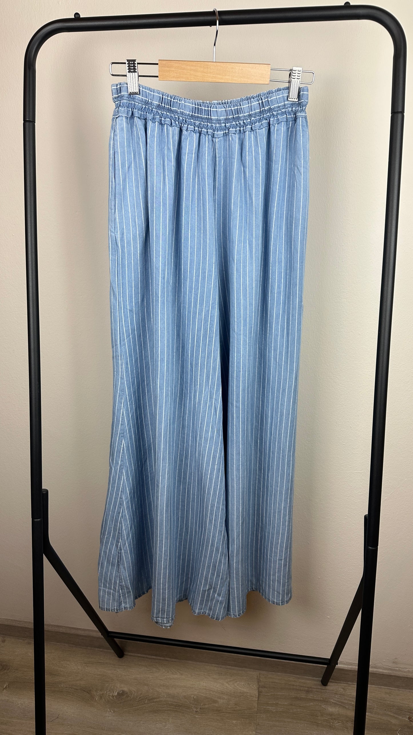Viskosejeans mit Nadelstreifen