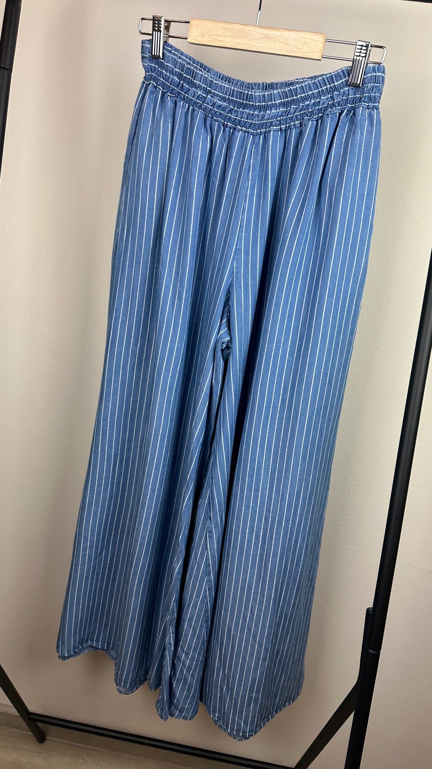 Viskosejeans mit Nadelstreifen
