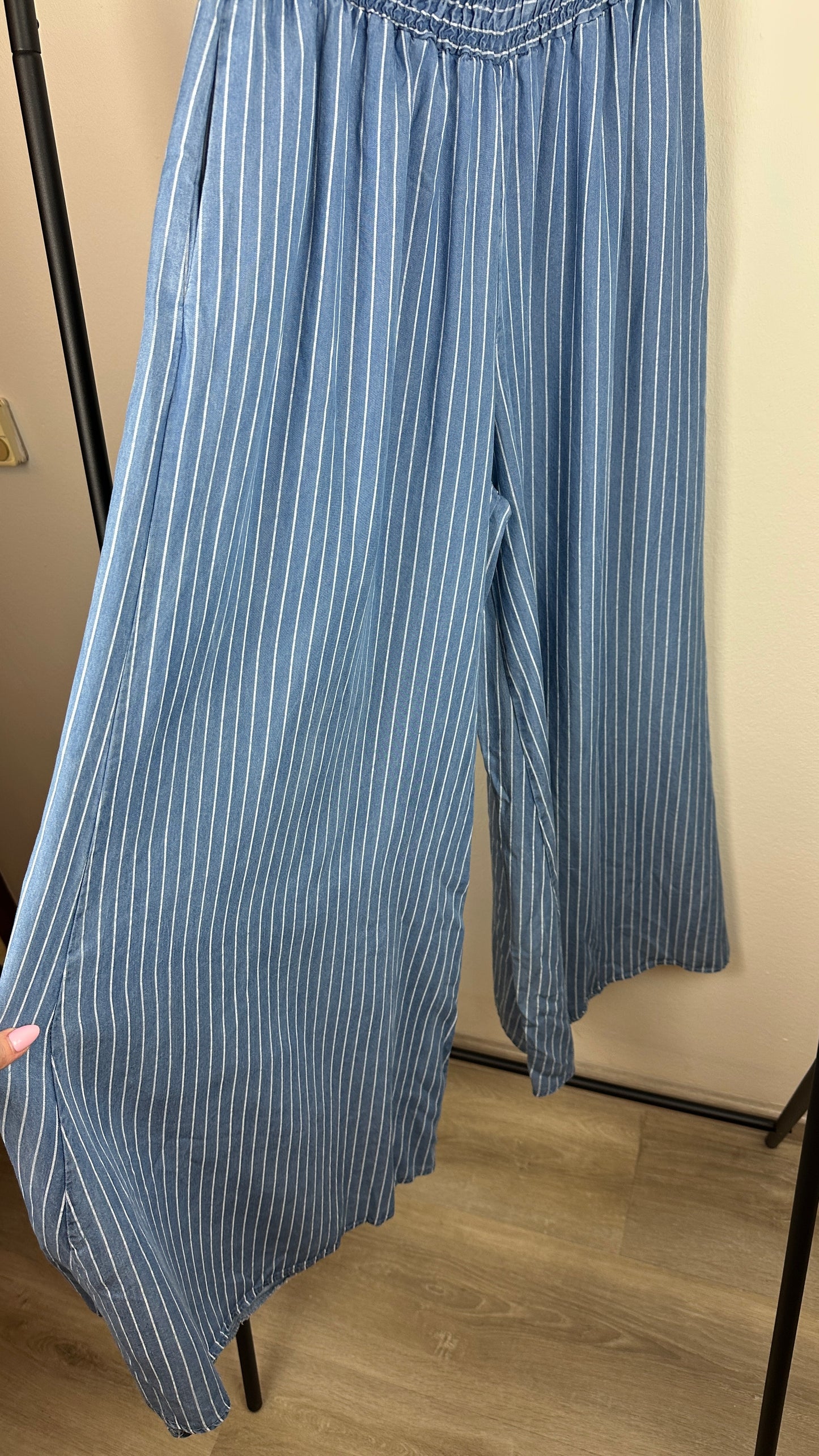 Viskosejeans mit Nadelstreifen