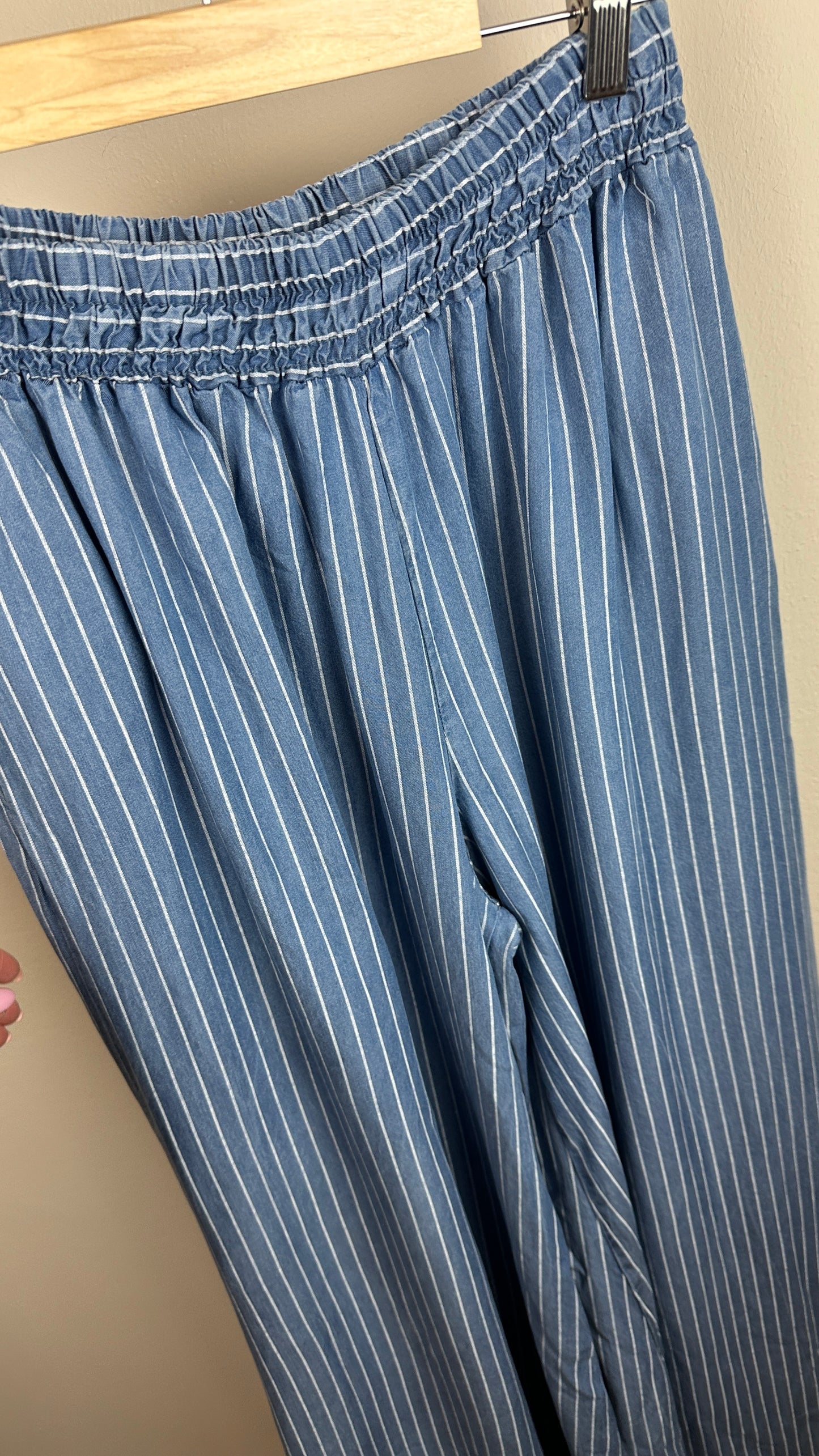 Viskosejeans mit Nadelstreifen