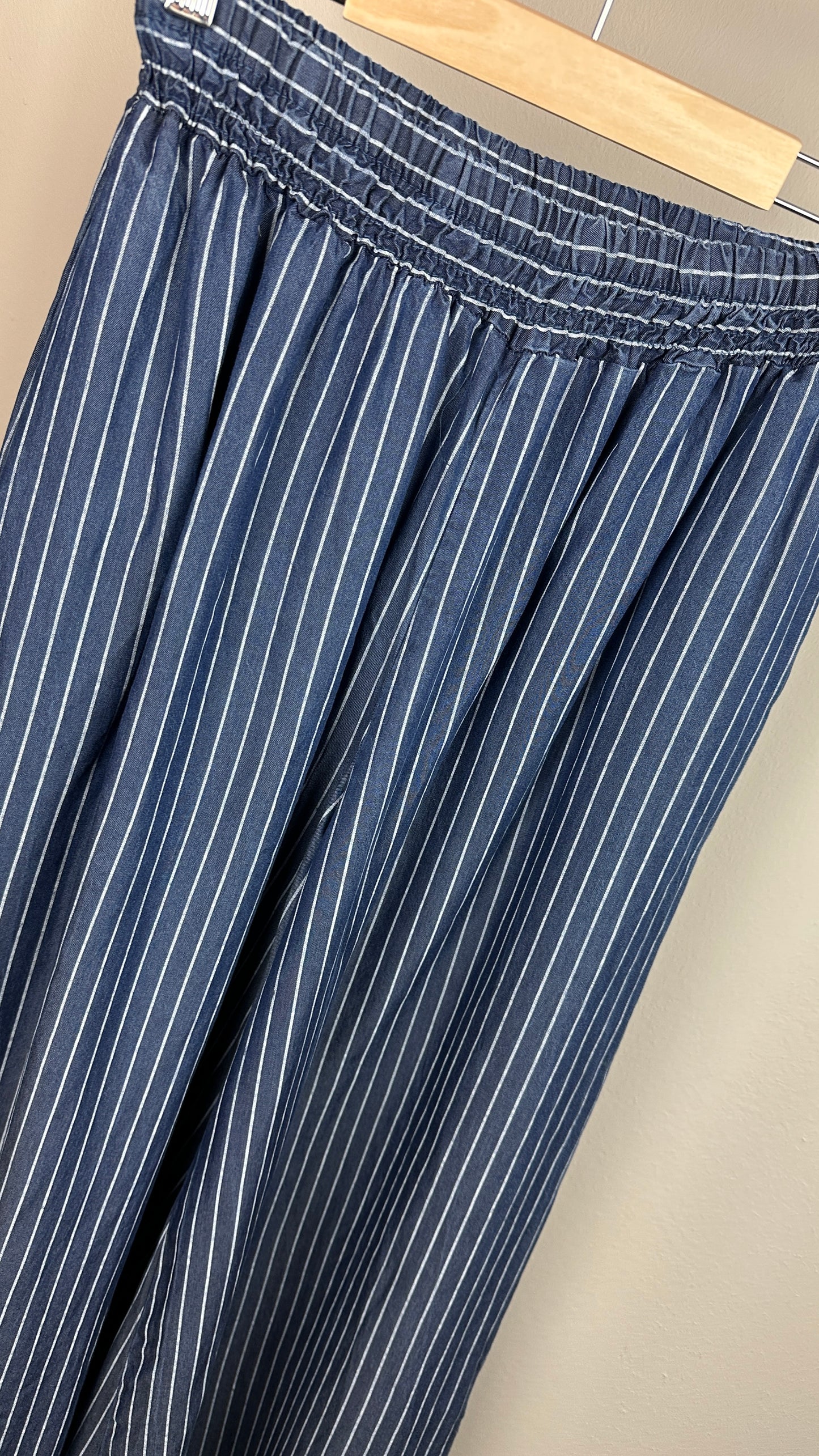 Viskosejeans mit Nadelstreifen