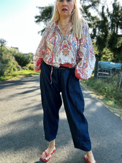 Barreljeans JOAN mit Nietengürtel