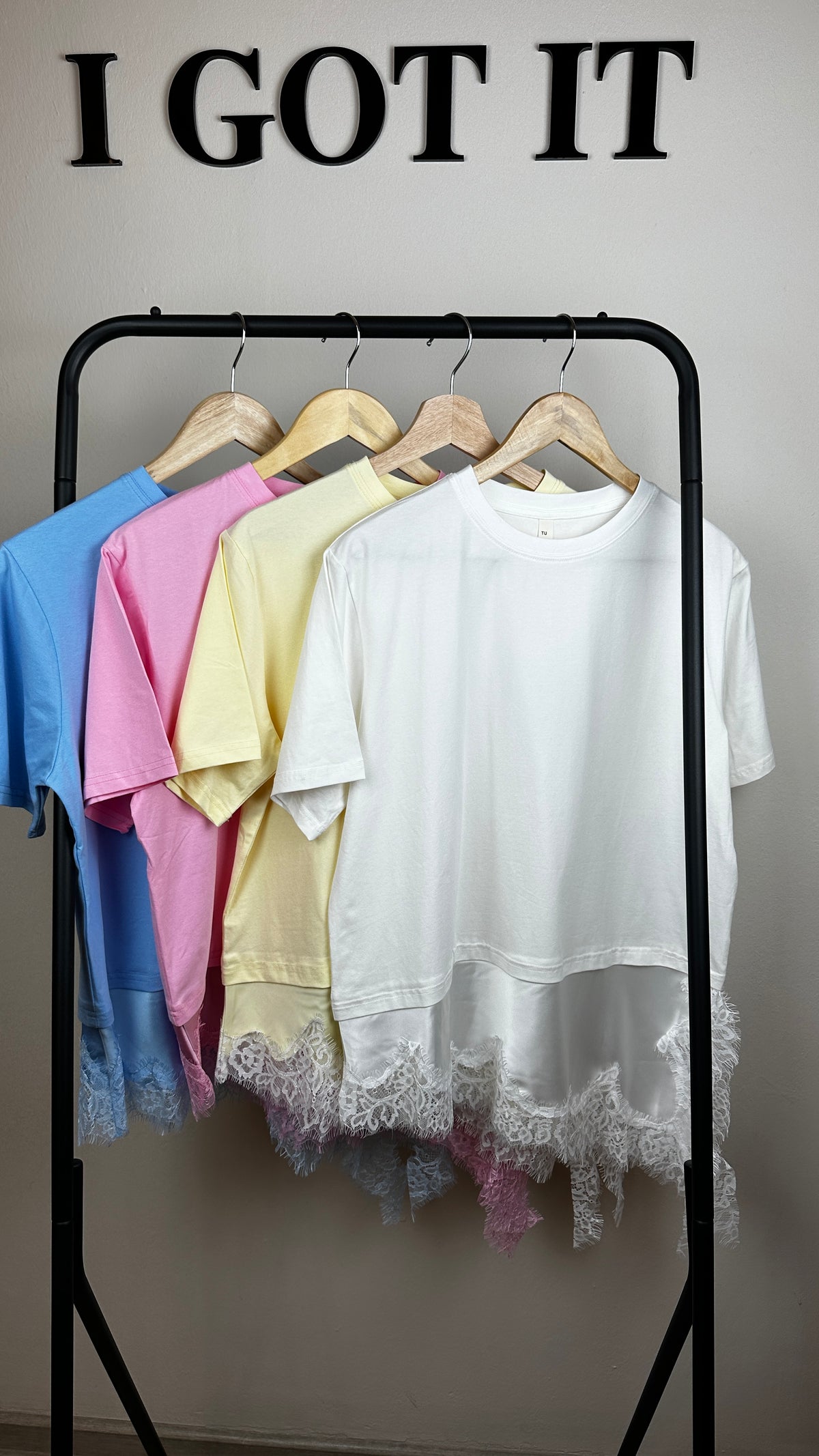 Asymmetrisches T-Shirt mit Spitze