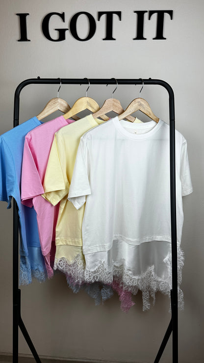 Asymmetrisches T-Shirt mit Spitze
