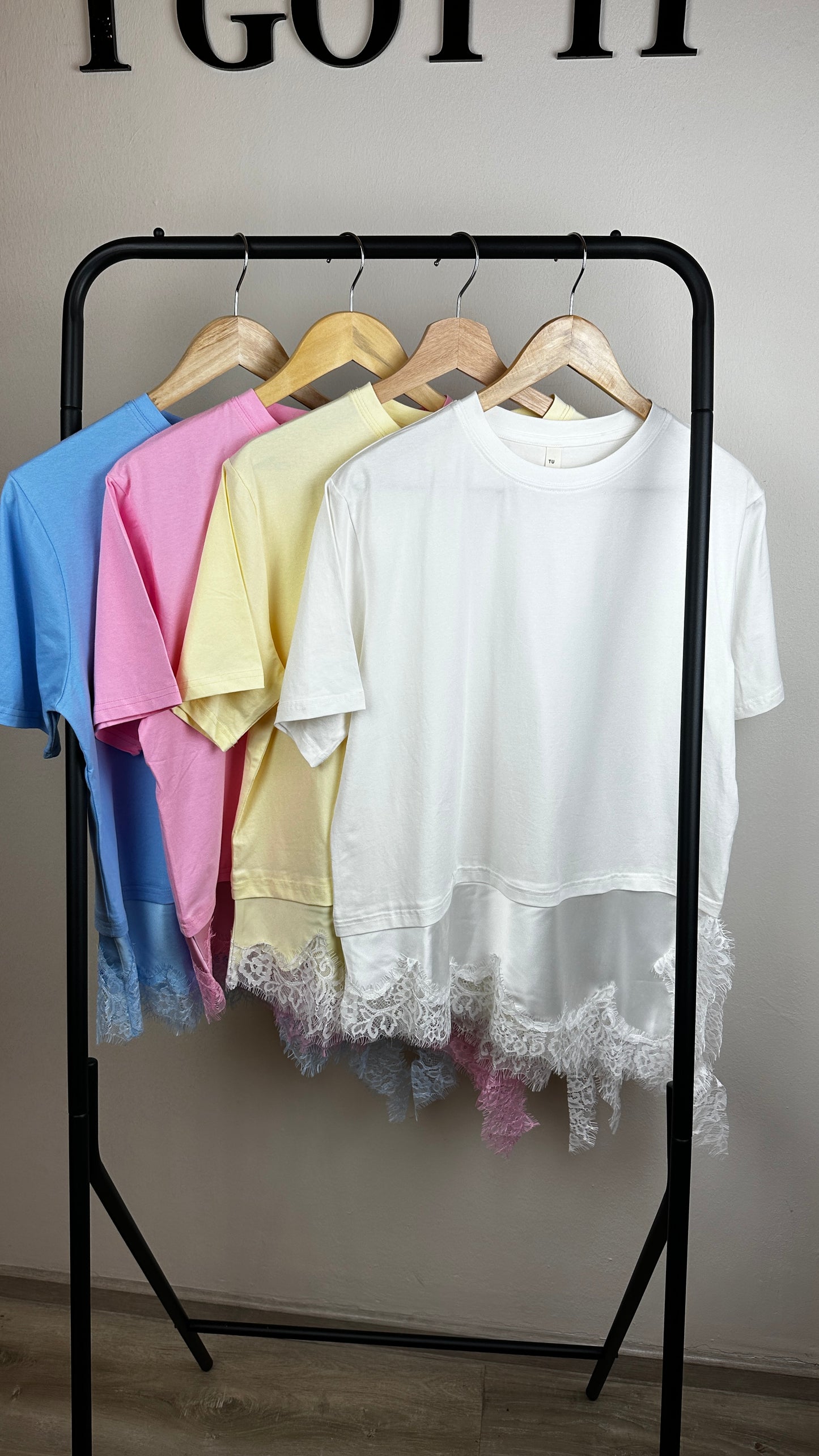 Asymmetrisches T-Shirt mit Spitze