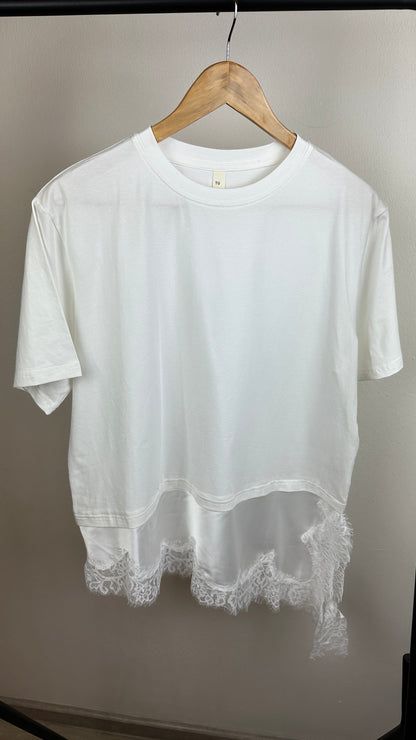 Asymmetrisches T-Shirt mit Spitze