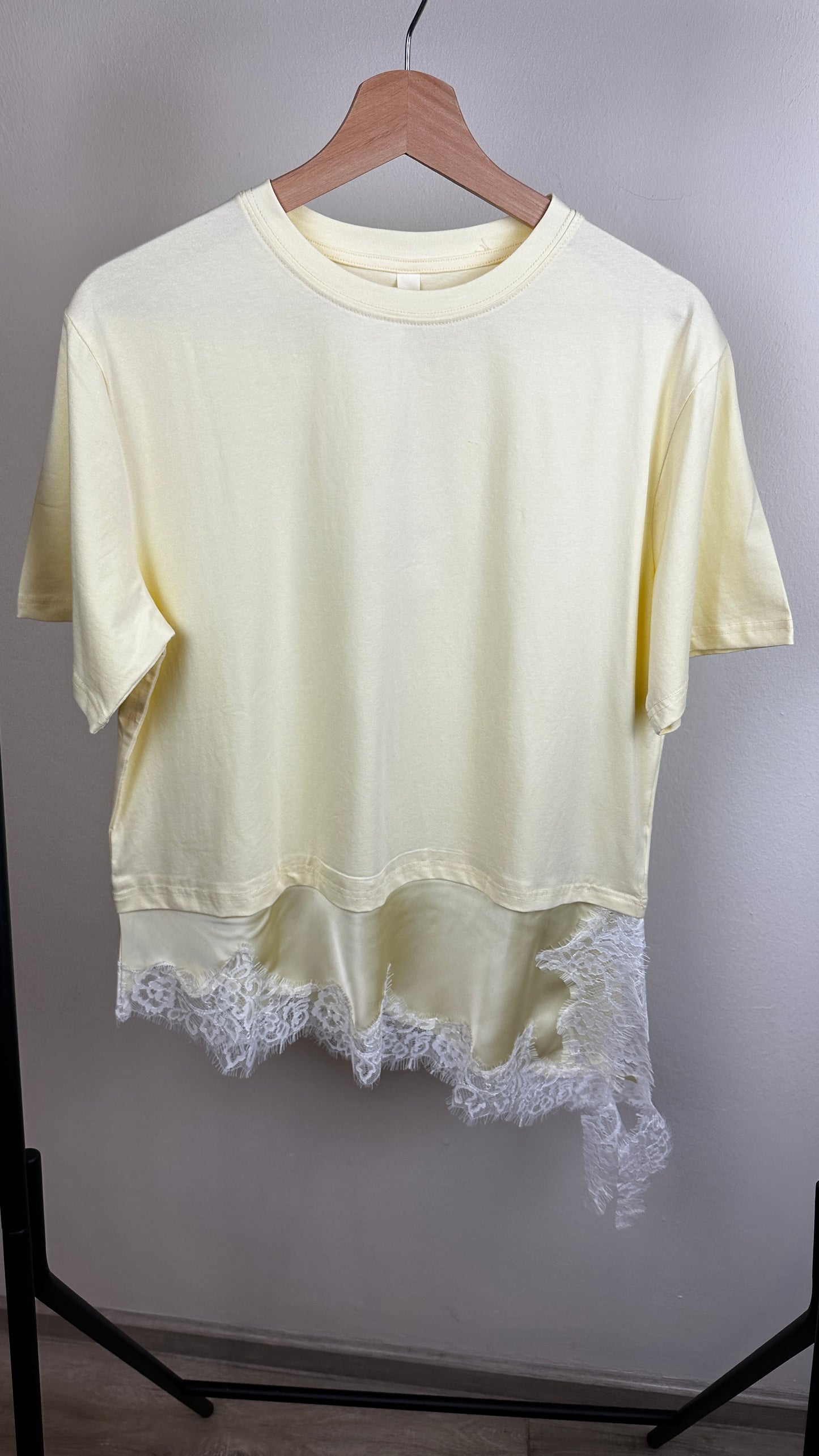 Asymmetrisches T-Shirt mit Spitze