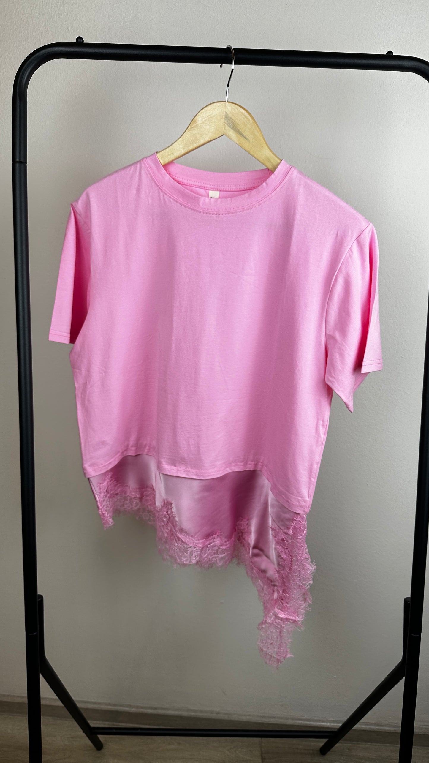 Asymmetrisches T-Shirt mit Spitze