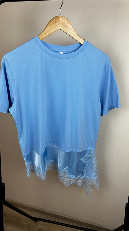 Asymmetrisches T-Shirt mit Spitze