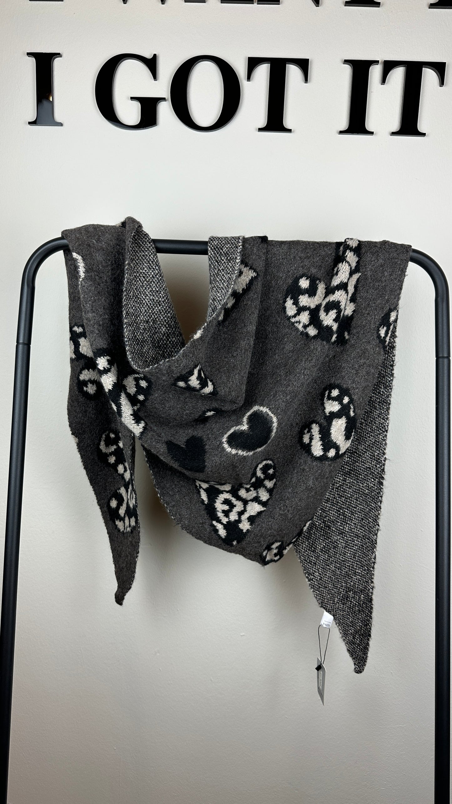 Dreieckschal mit Leo Herzen