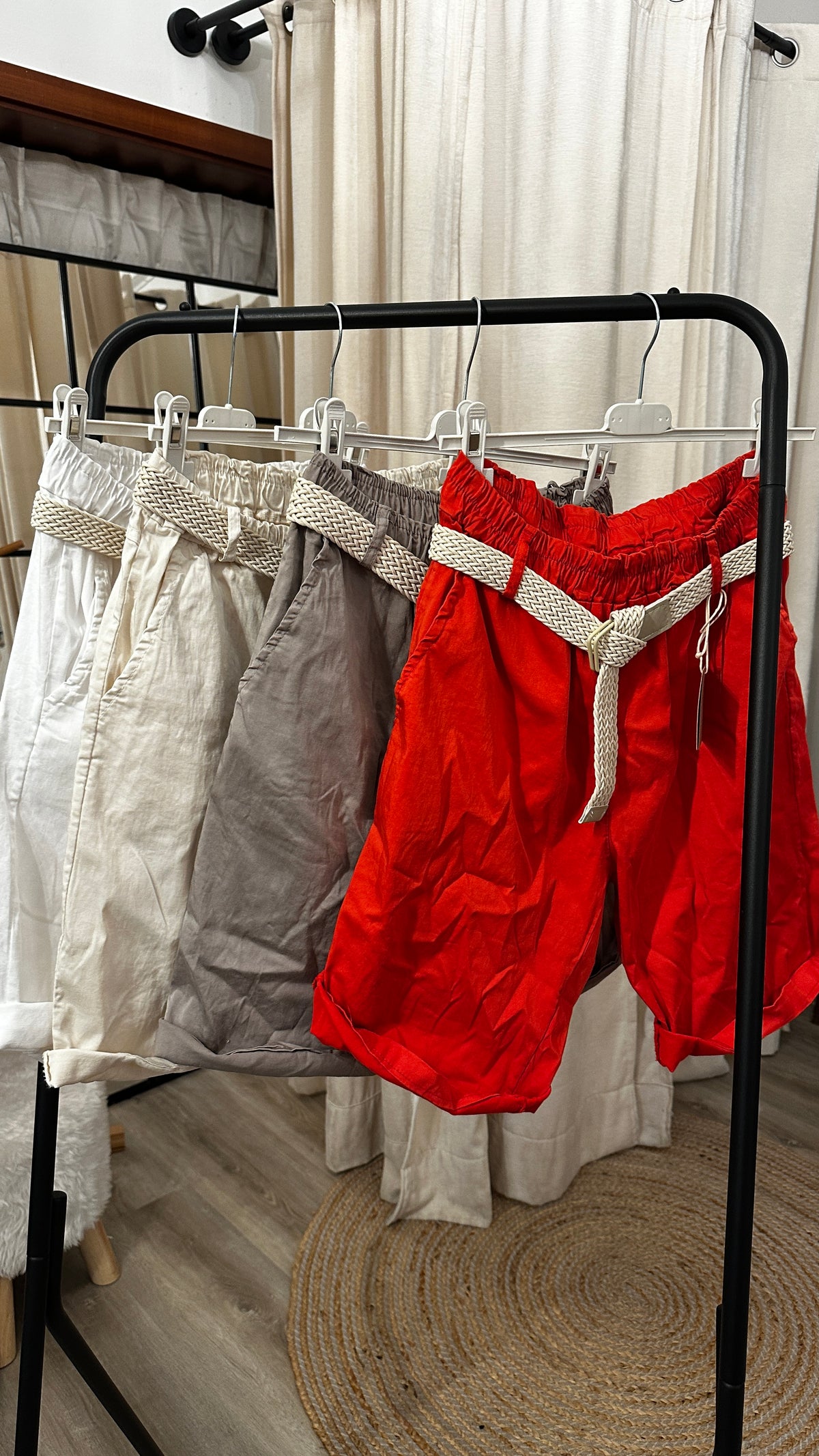 Krempelshorts mit Gürtel