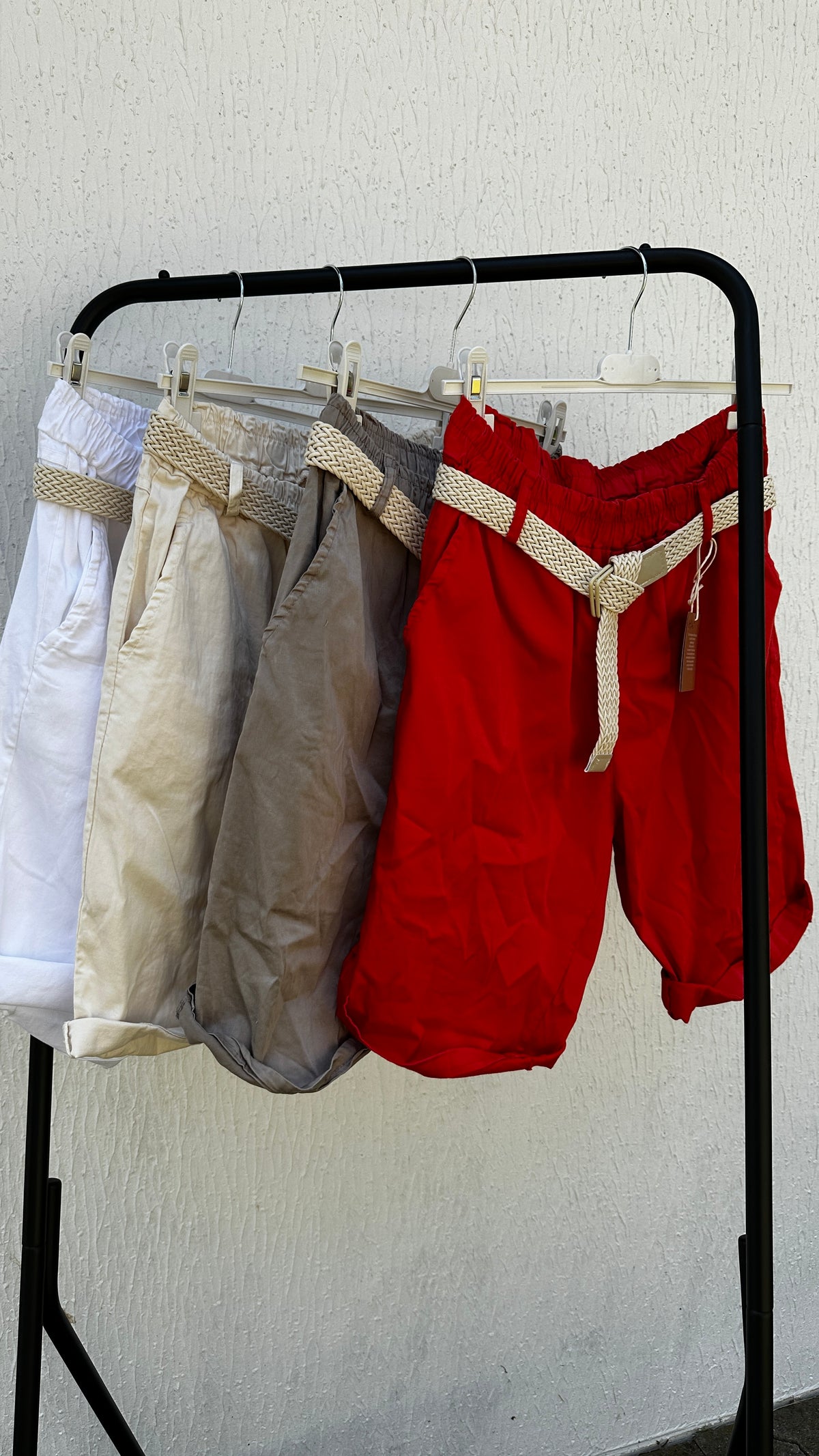 Krempelshorts mit Gürtel