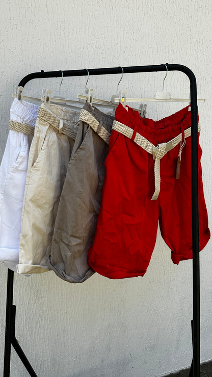 Krempelshorts mit Gürtel