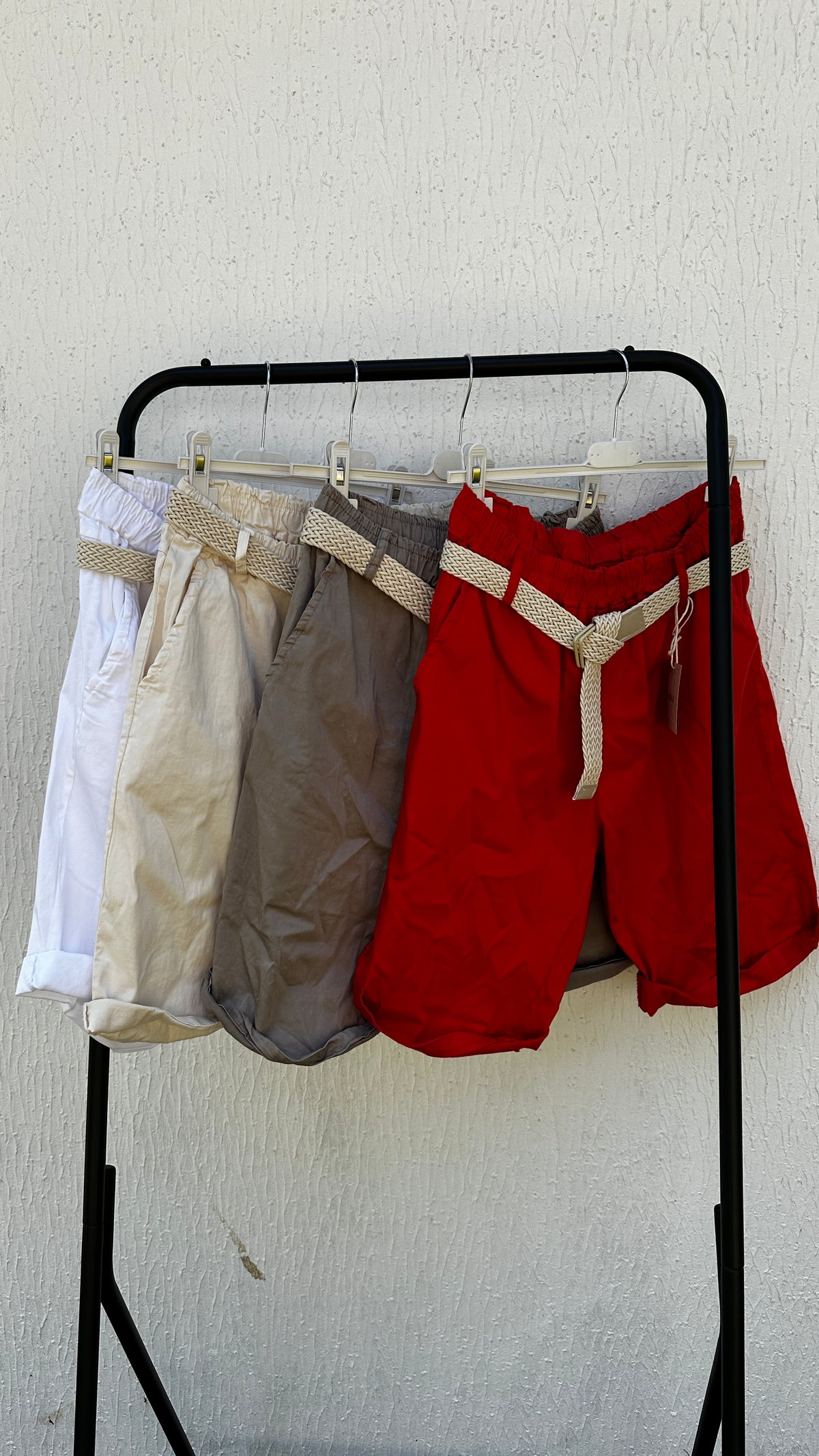 Krempelshorts mit Gürtel
