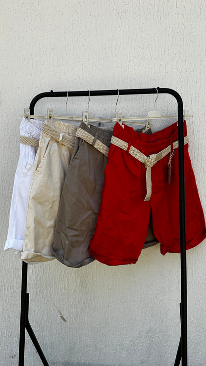 Krempelshorts mit Gürtel