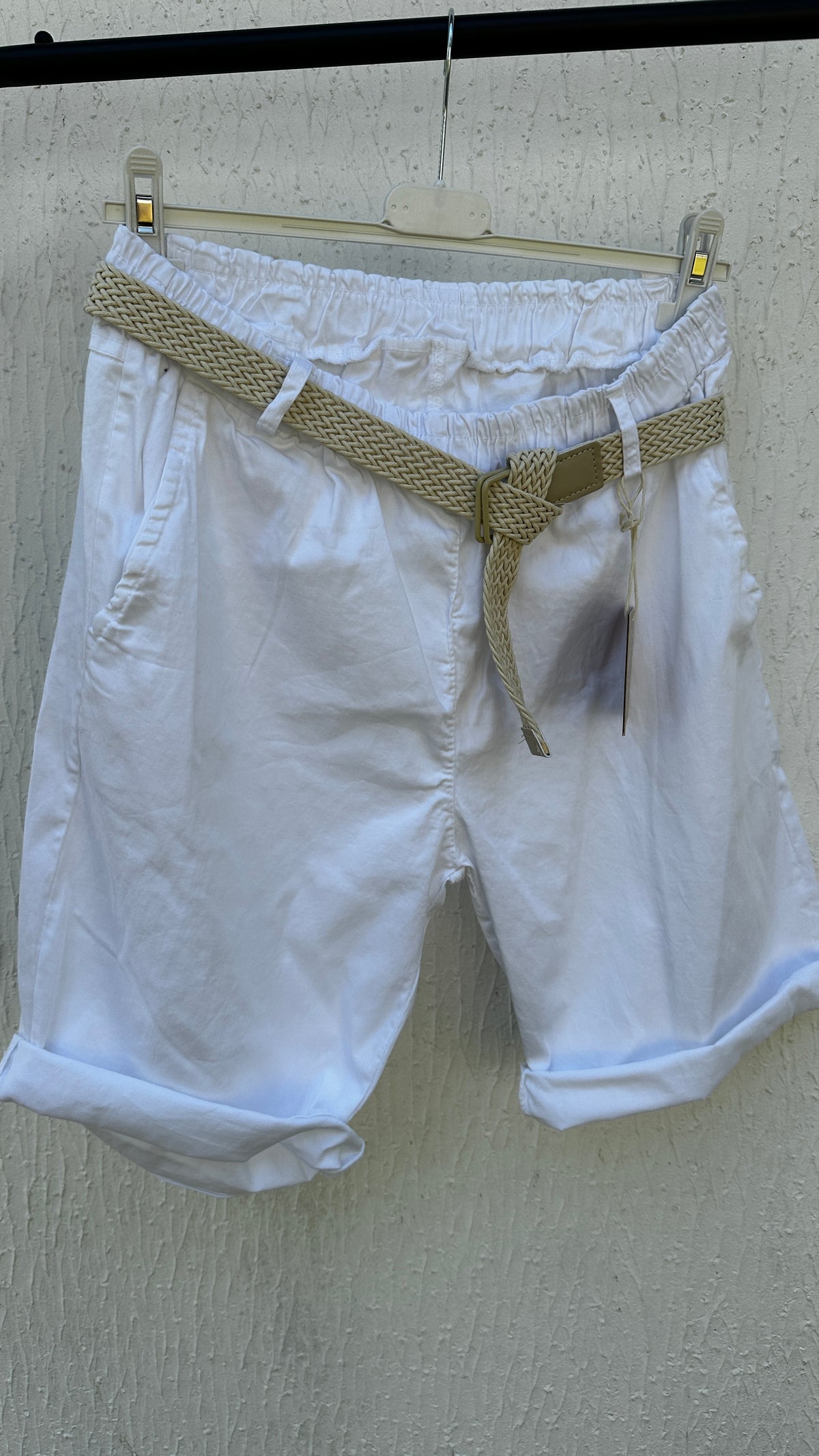 Krempelshorts mit Gürtel