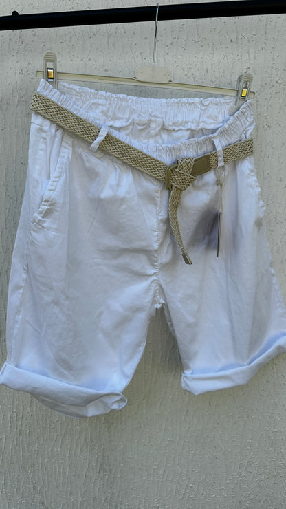 Krempelshorts mit Gürtel