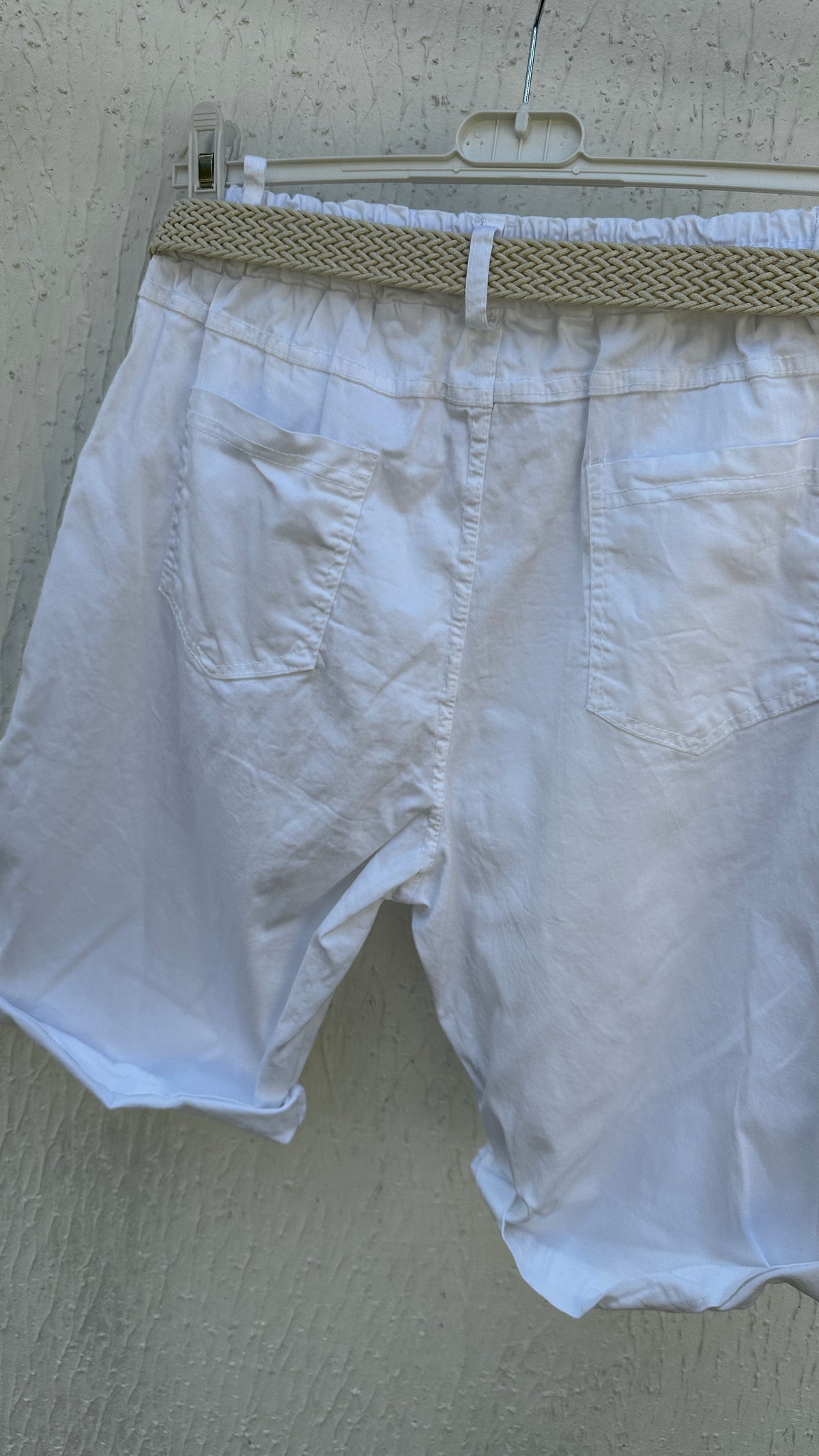 Krempelshorts mit Gürtel