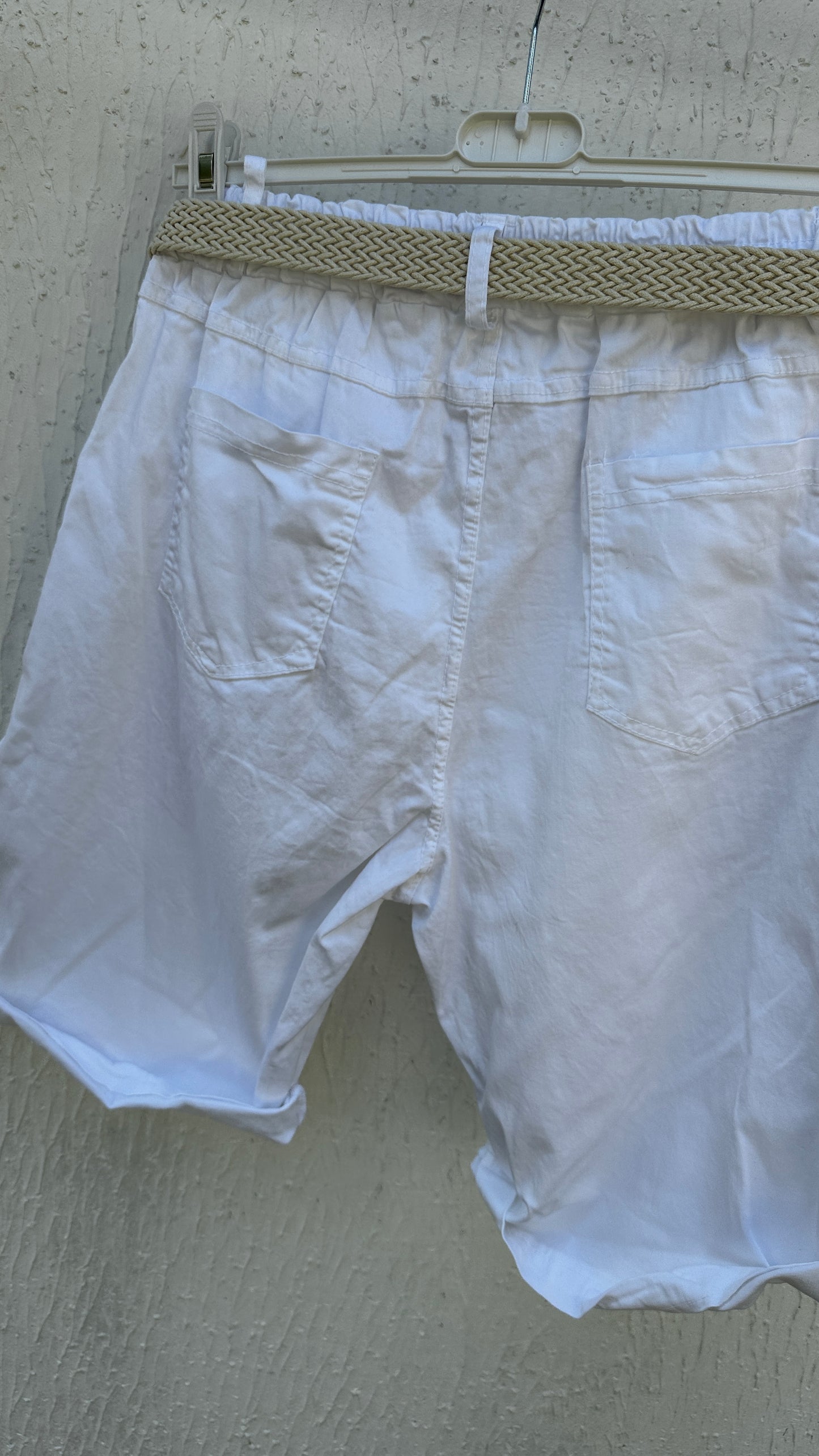 Krempelshorts mit Gürtel