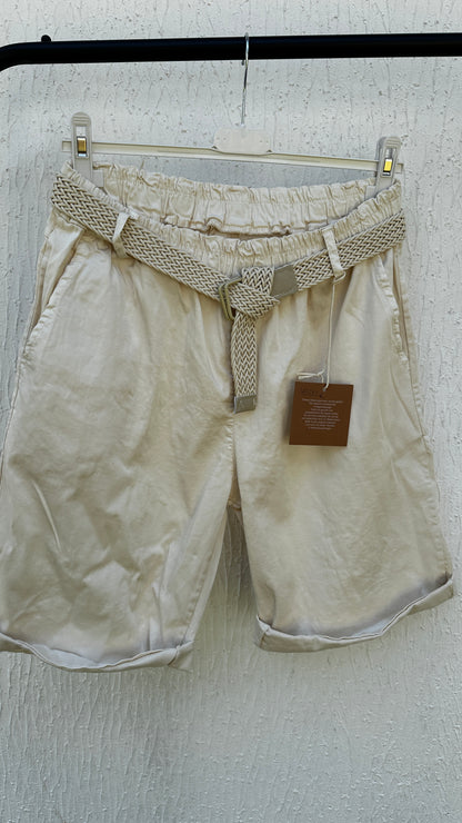 Krempelshorts mit Gürtel