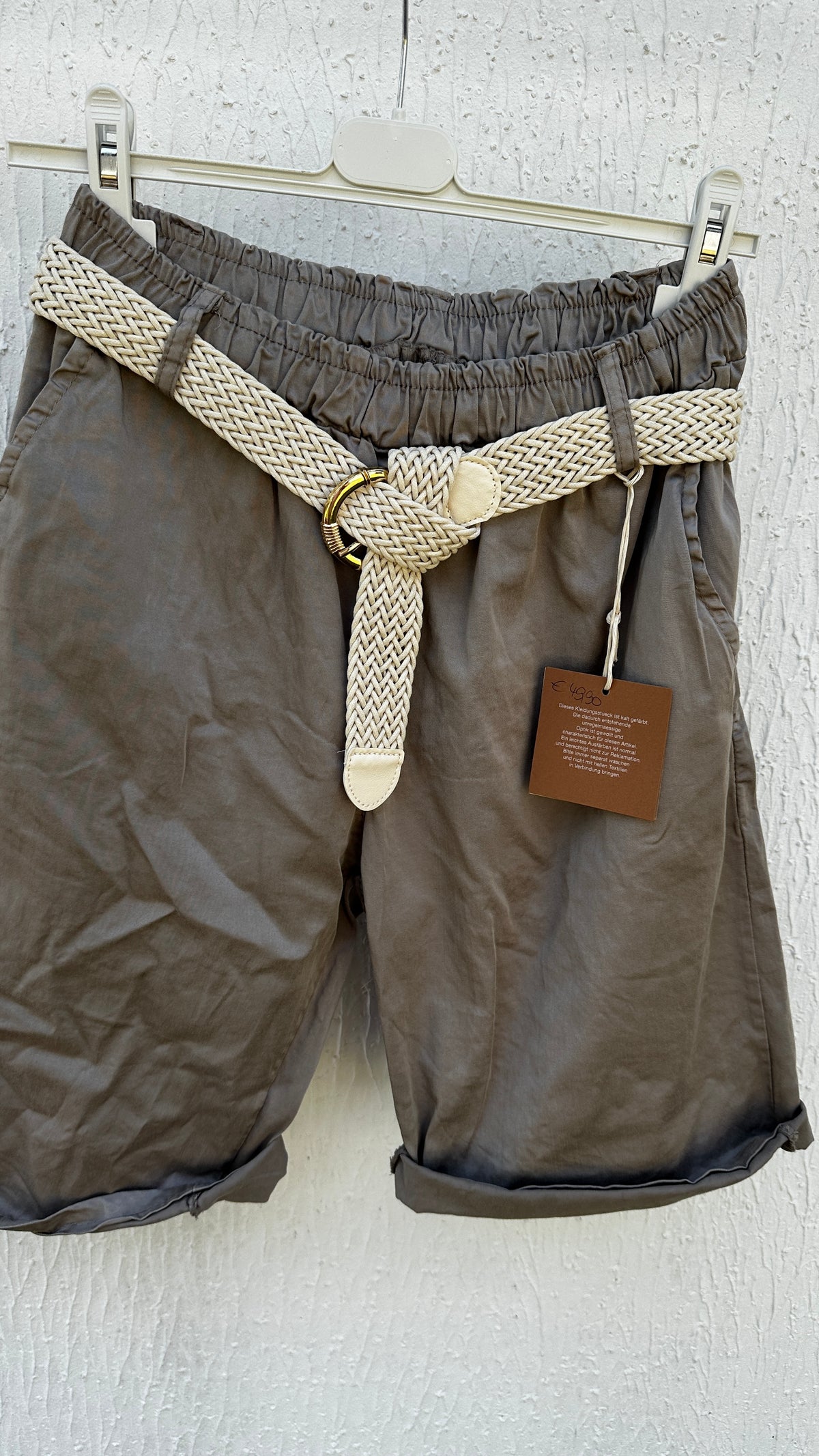 Krempelshorts mit Gürtel