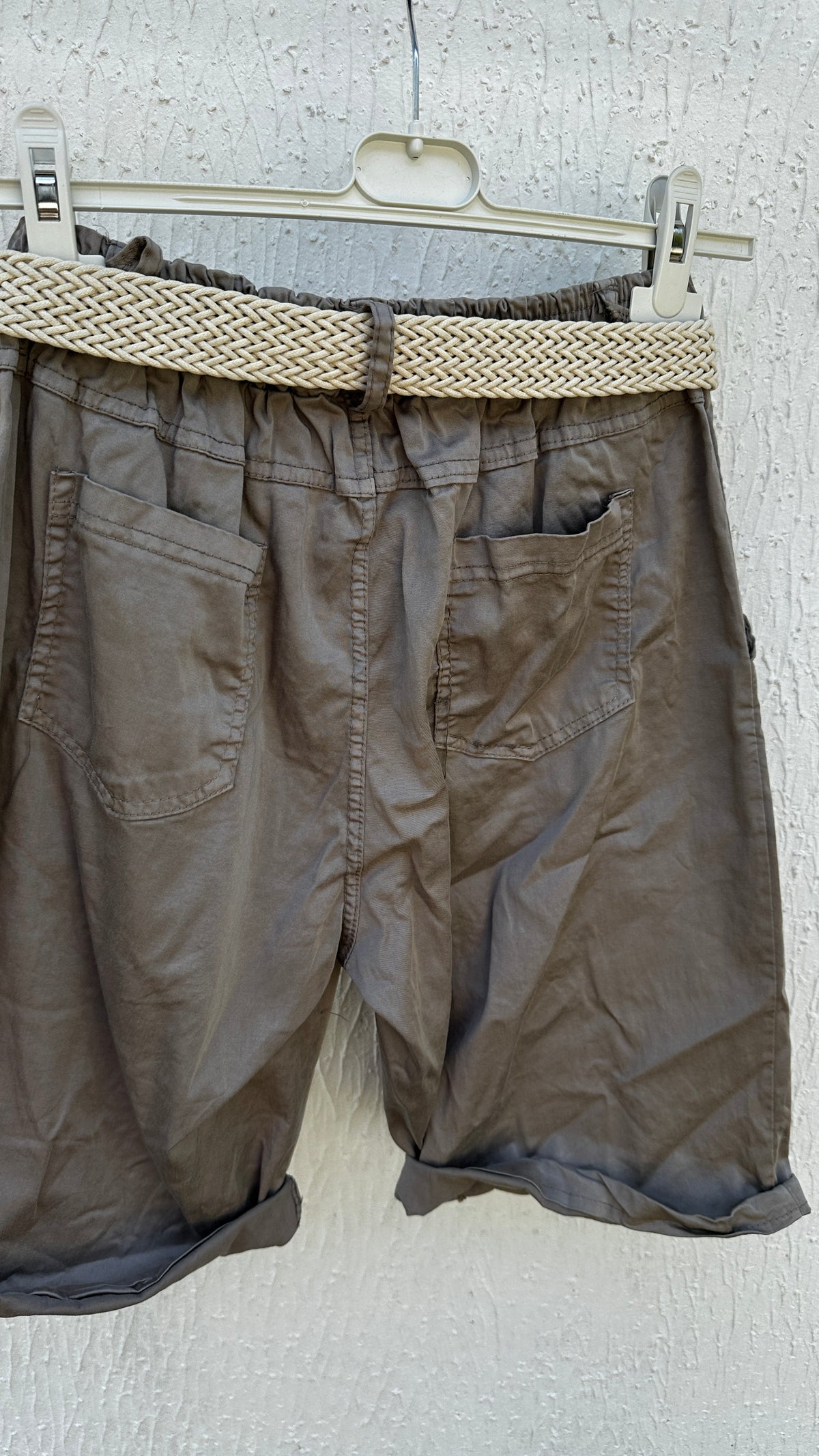 Krempelshorts mit Gürtel