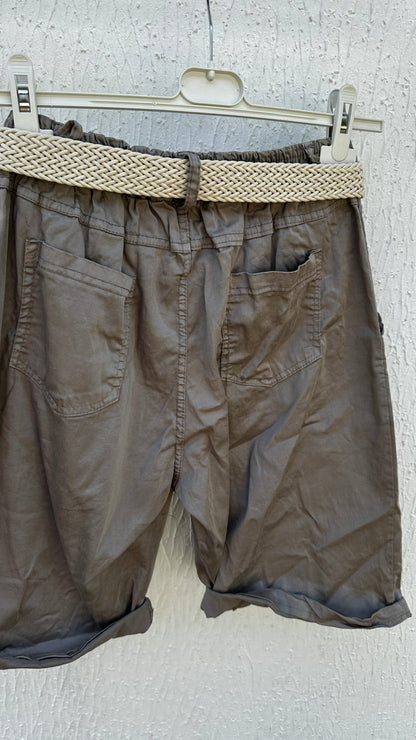 Krempelshorts mit Gürtel