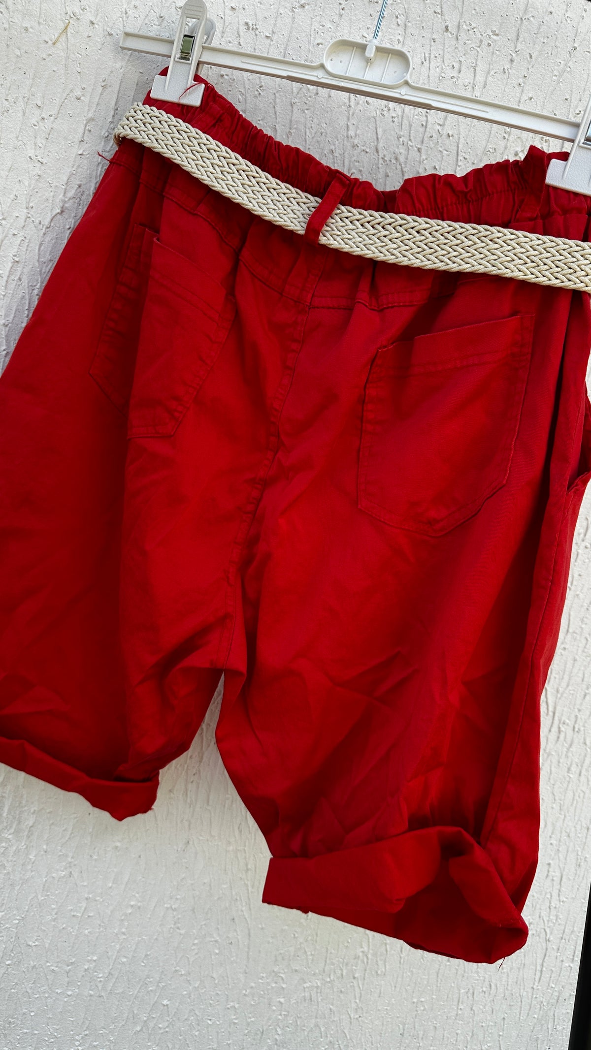 Krempelshorts mit Gürtel
