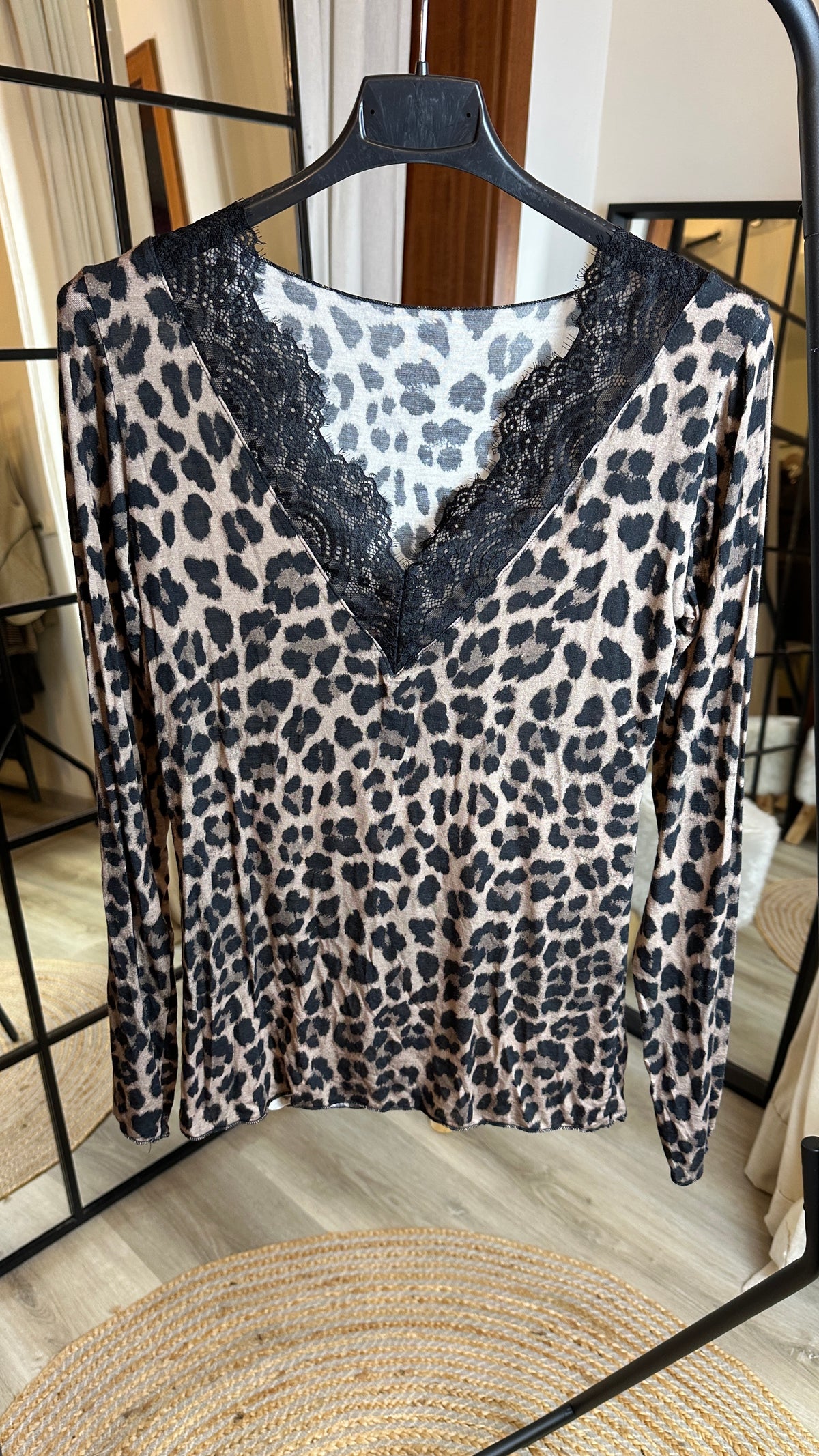 Cashmere V-Shirt Lace Leo