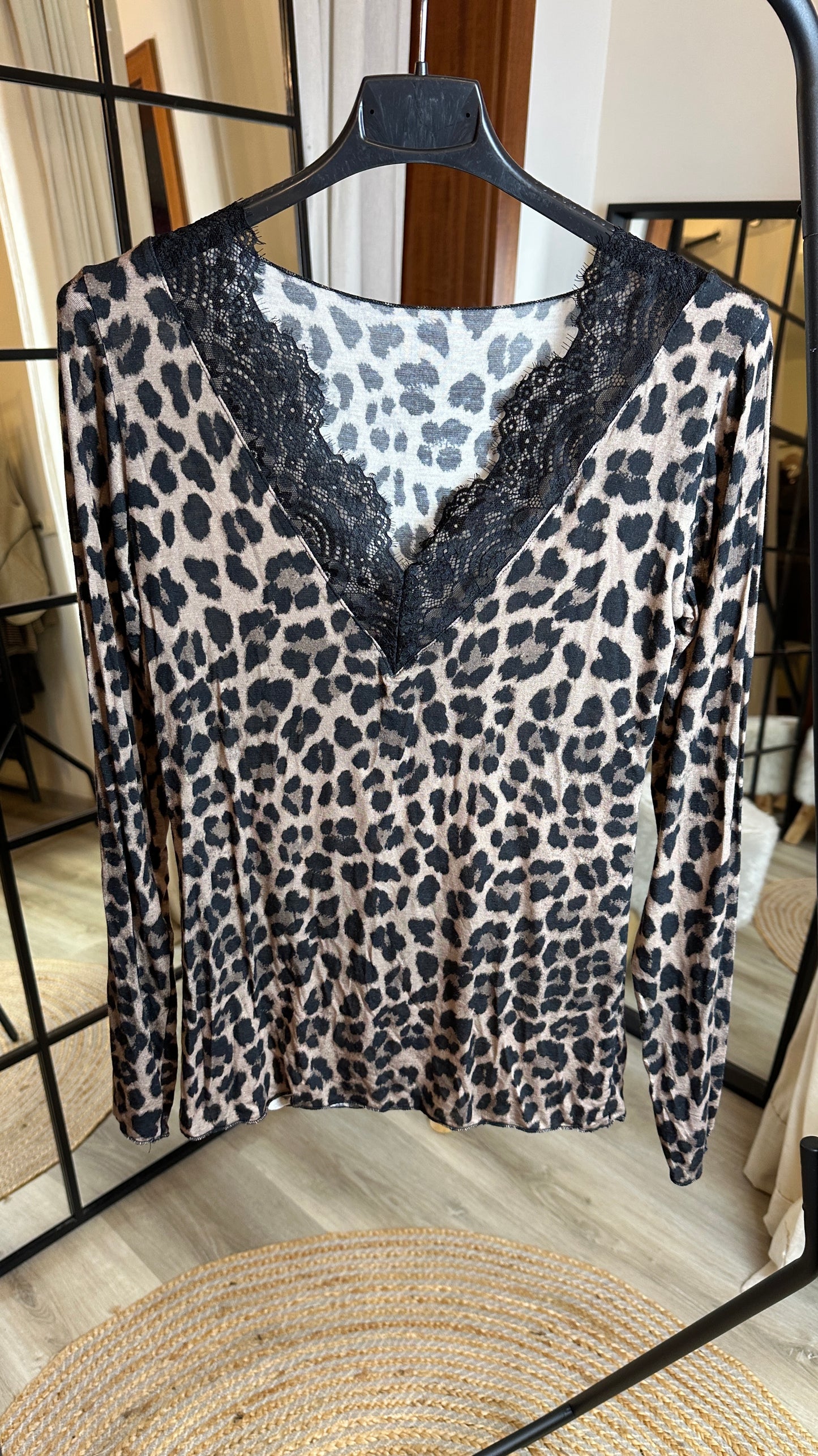 Cashmere V-Shirt Lace Leo