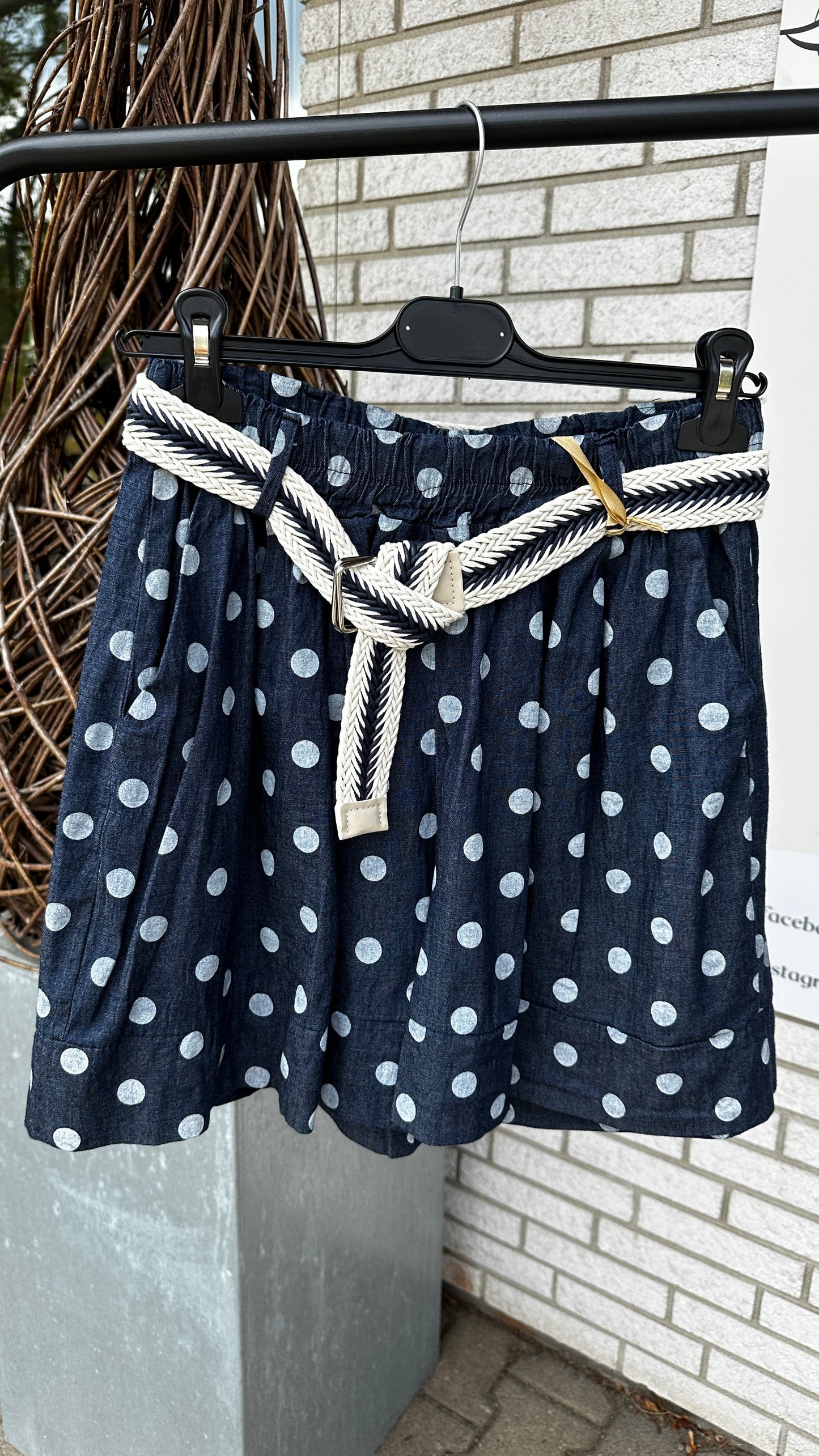 Süße Jeansshorts mit Punkten