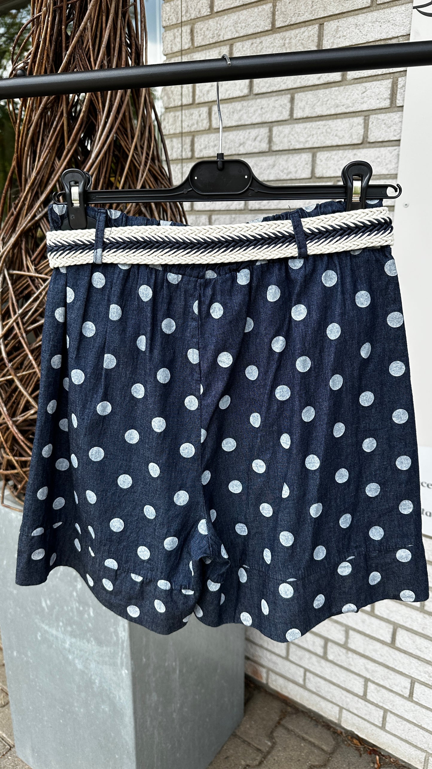 Süße Jeansshorts mit Punkten