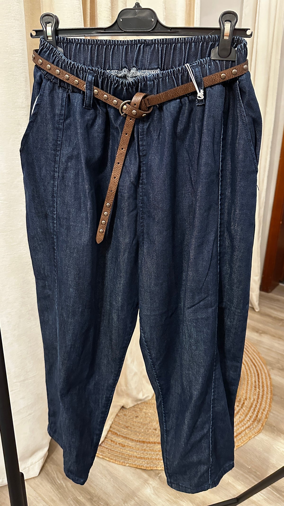 Barreljeans JOAN mit Nietengürtel