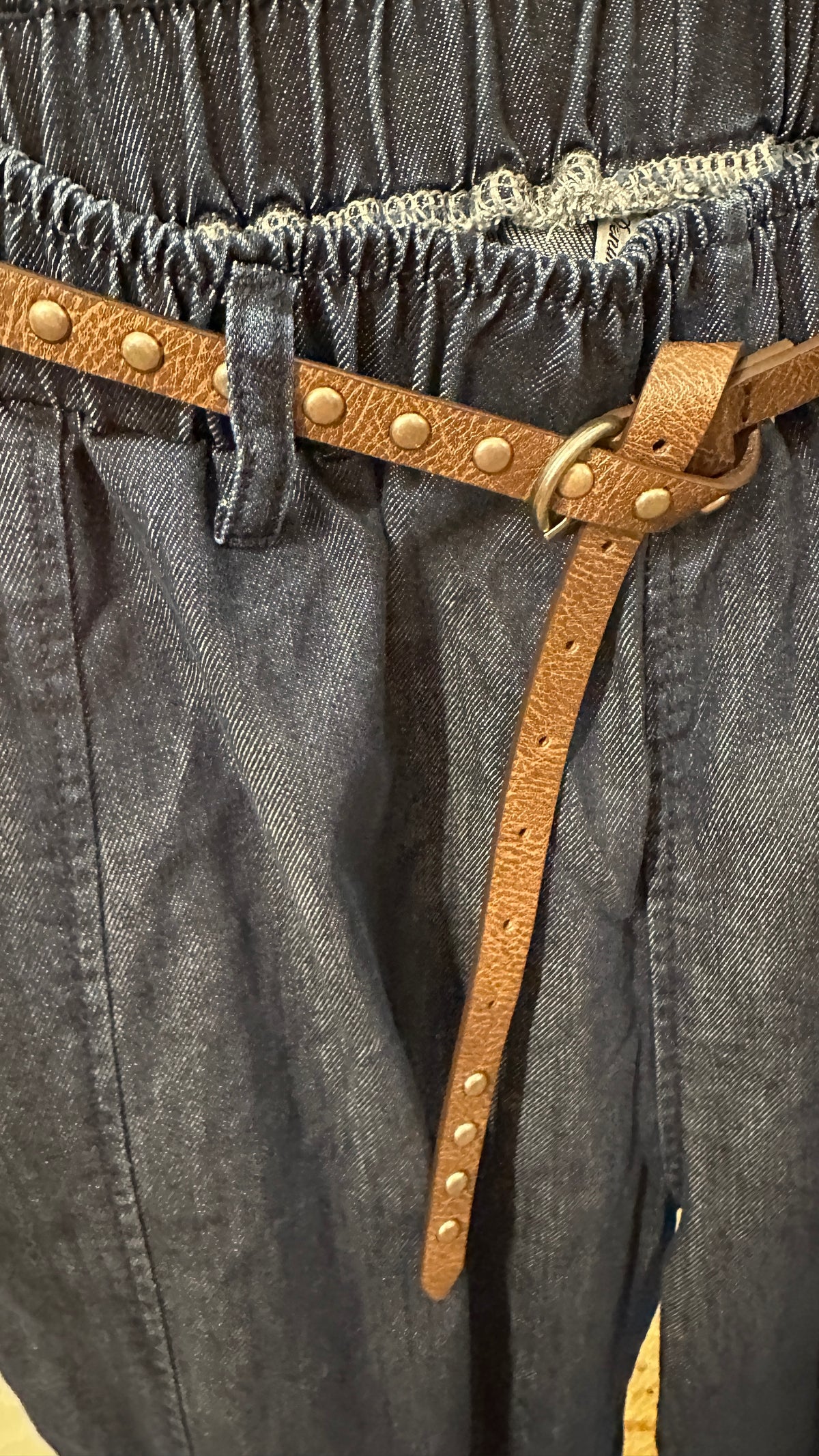Barreljeans JOAN mit Nietengürtel