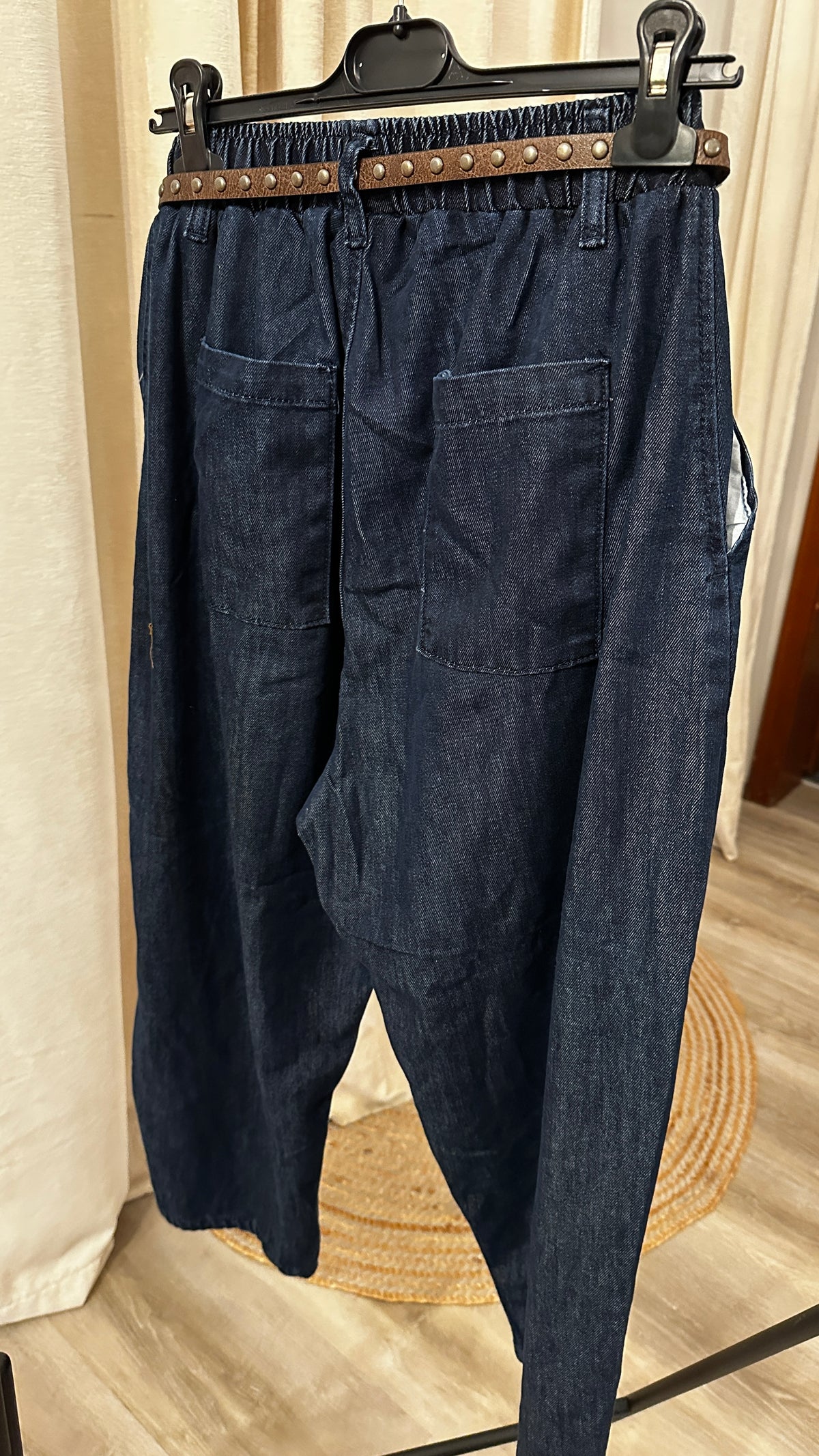 Barreljeans JOAN mit Nietengürtel